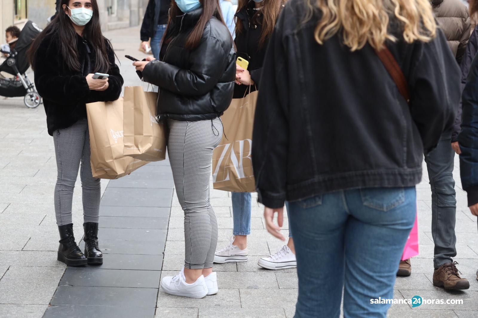 Gente comprando en Salamanca | Foto de archivo