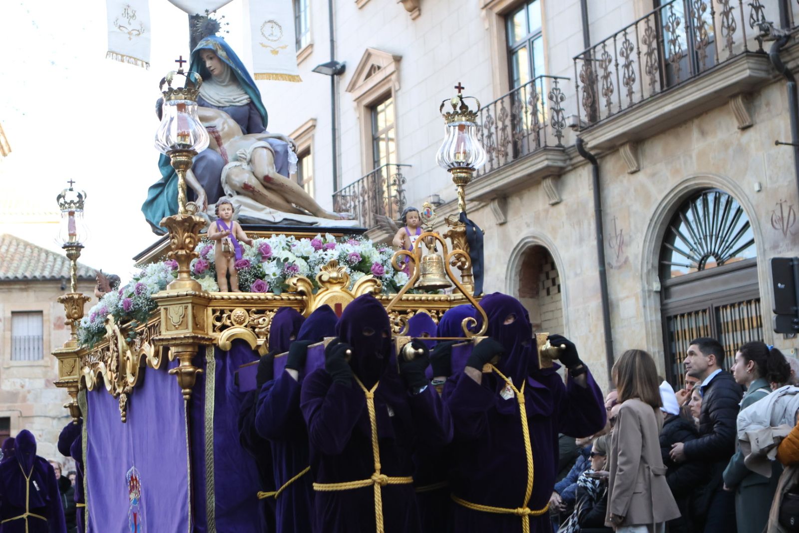 Jesús Rescatado procesiona en Salamanca con su nueva túnica y la atenta mirada de cientos de fieles