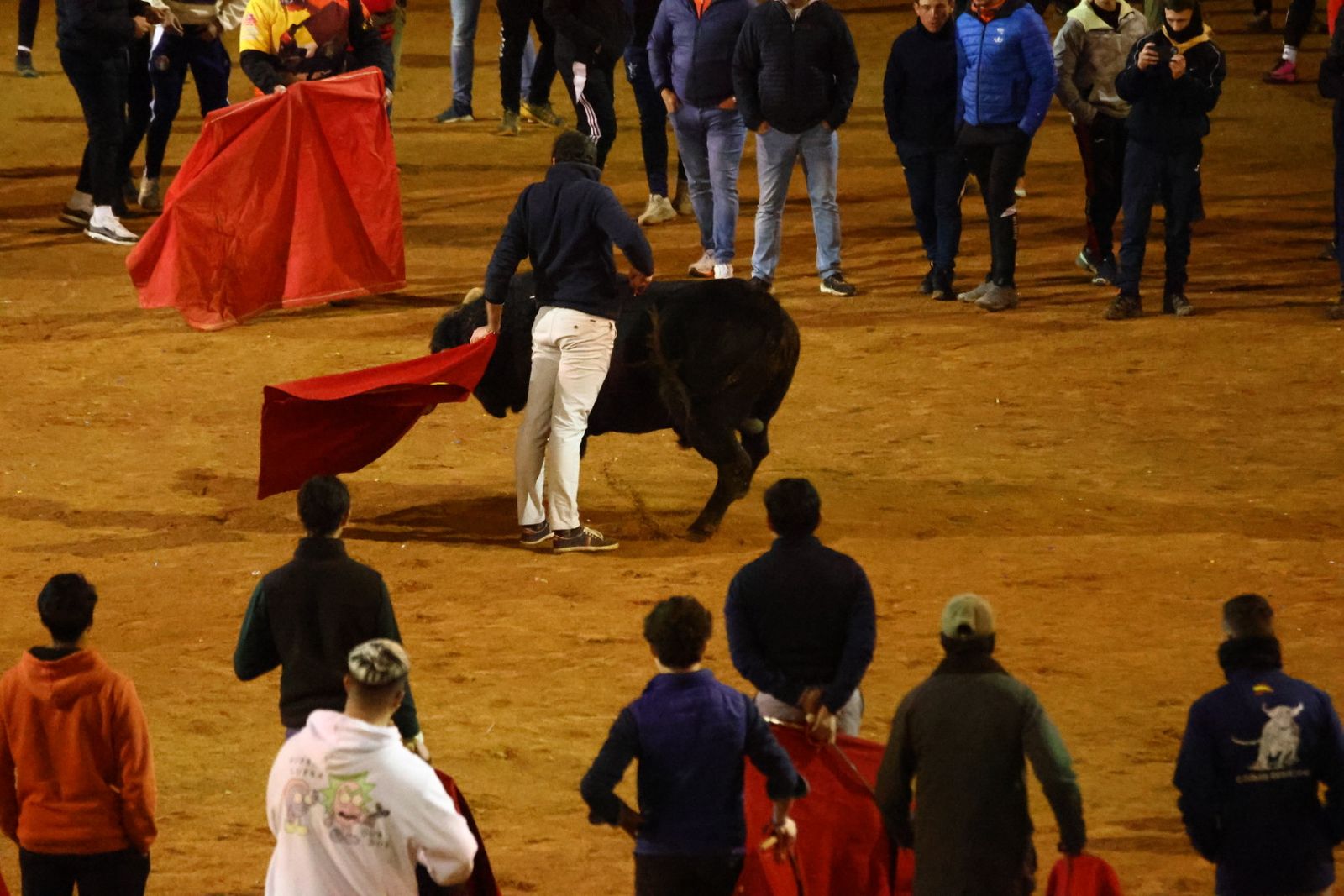 Capa y desencierro de tarde de lunes en el Carnaval del Toro 2026