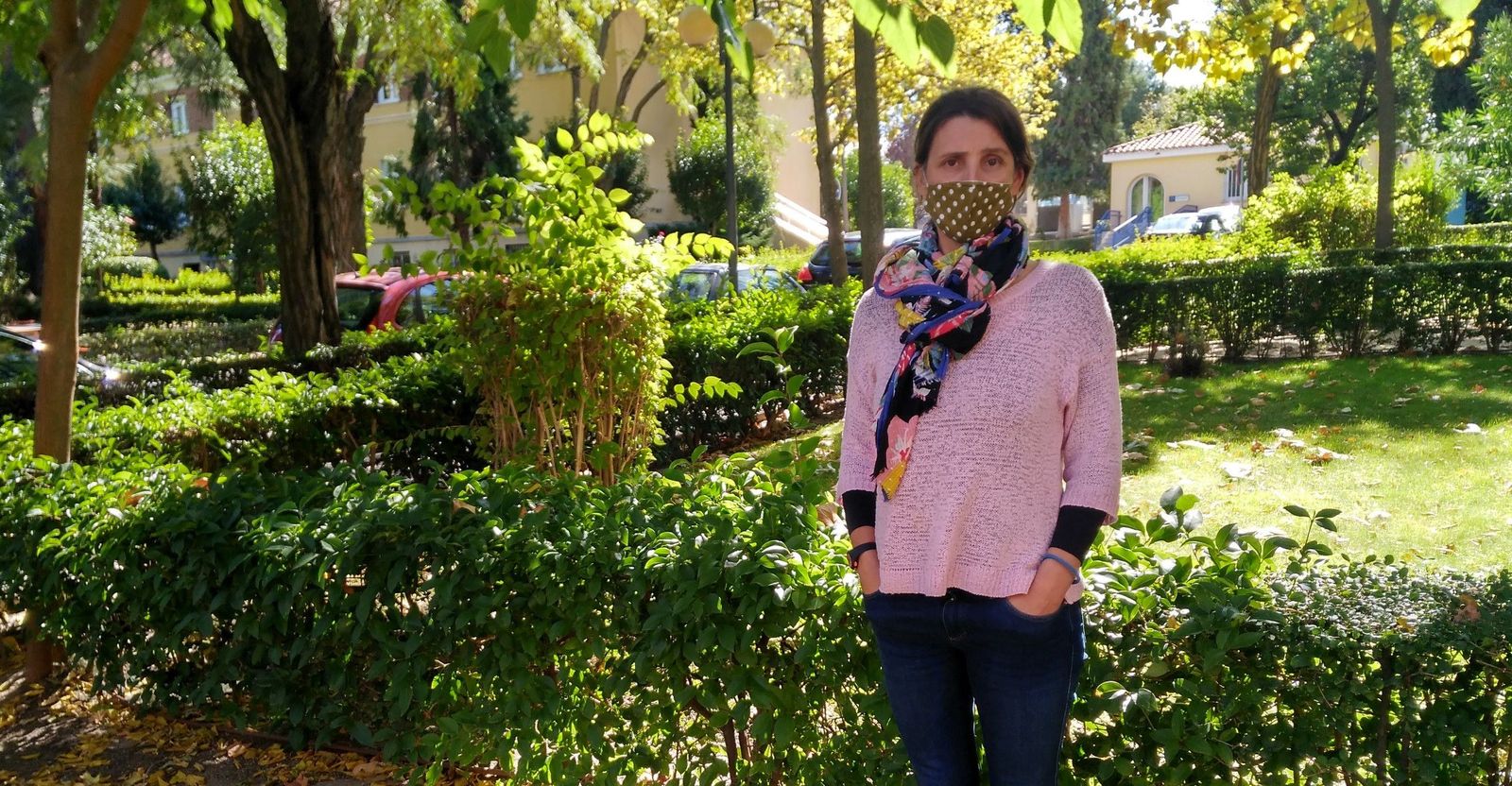 Estefanía Custodio, investigadora del Centro Nacional de Medicina Tropical (CNMT), en los jardines del Campus de Chamartín del ISCIII.