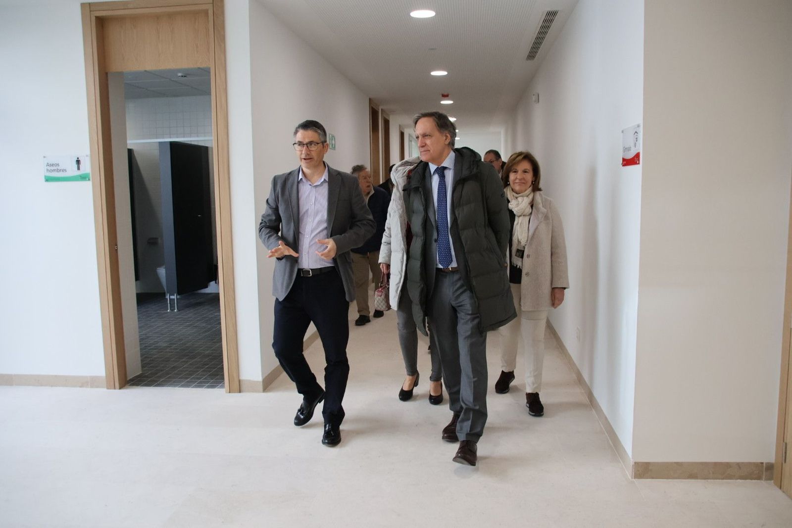 Carlos García Carbayo, visita el nuevo centro de mayores de Chamberí junto a representantes de asociaciones de mayores y de vecinos de los barrios trastormesinos