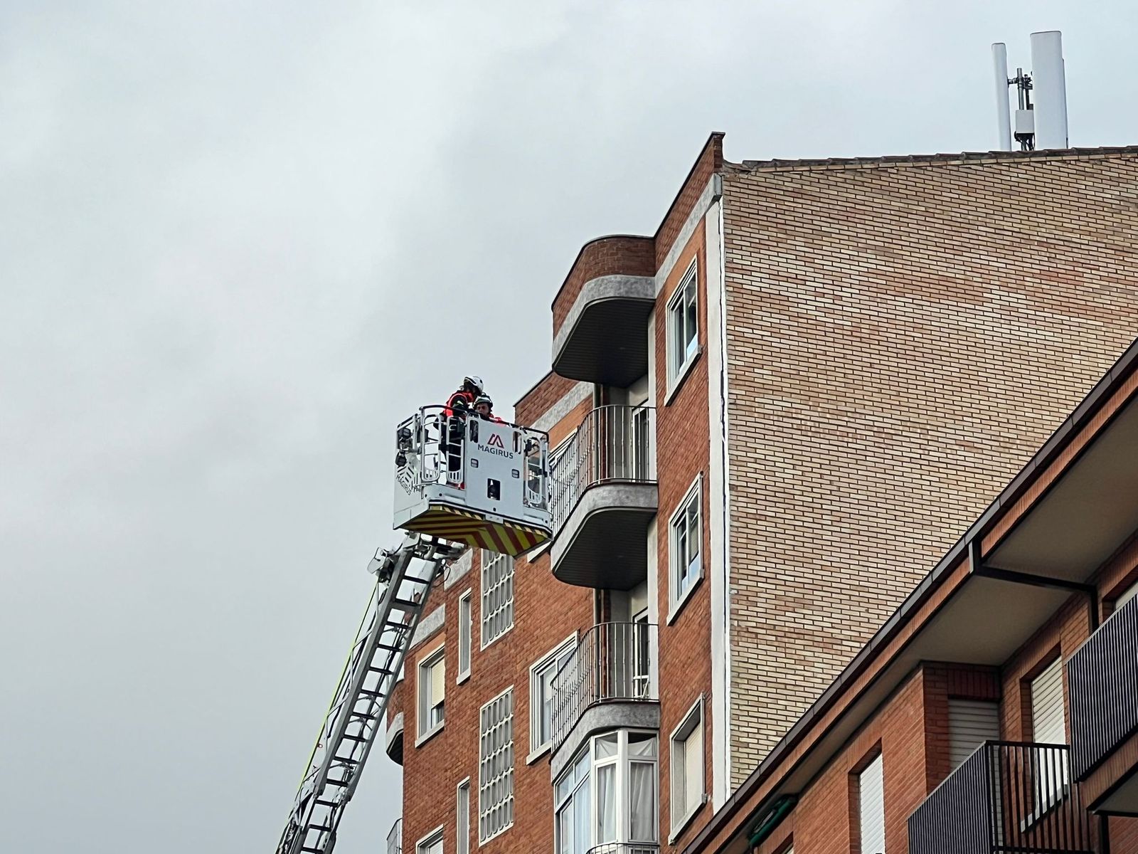 Policía Local y Bomberos desalojan un edificio en la calle Príncipe de Vergara