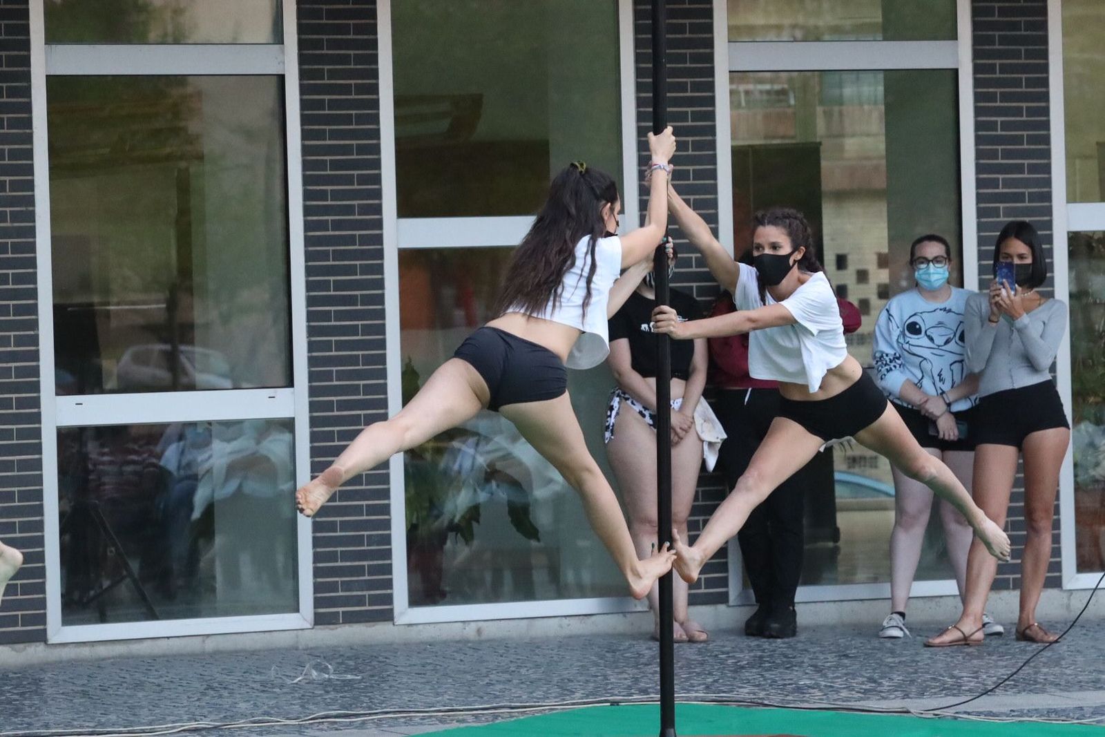 Espectáculo de pole dance en Santa Marta de Tormes 2021 08 01 at 21.08.20 (1) Espectáculo de pole dance en Santa Marta de Tormes 2021 08 01 at 21.08.20 (1)