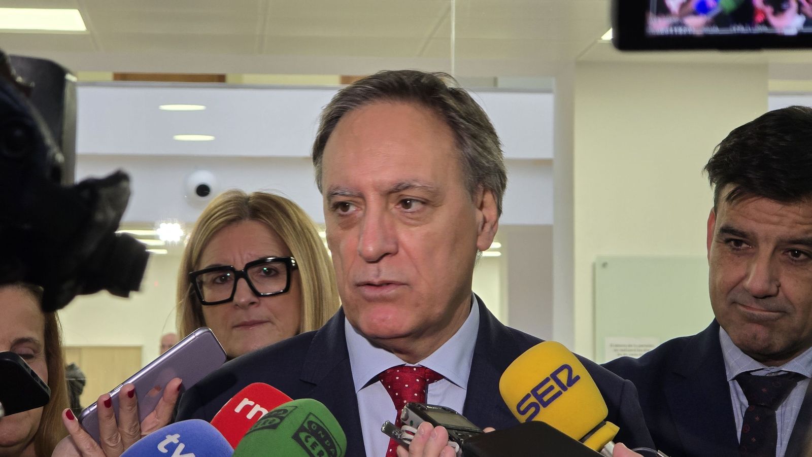 Inauguración de la placa conmemorativa por el centenario del nacimiento de la escritora Carmen Martín Gaite en el edificio de la entidad en la plaza de los Bandos