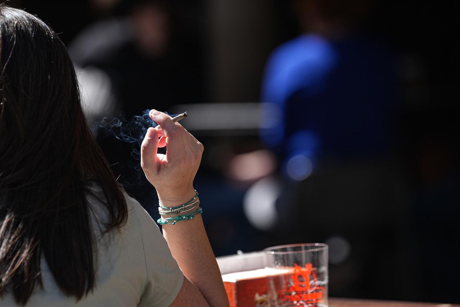 Archivo. Una persona fumando en una terraza. Foto María José López | EP