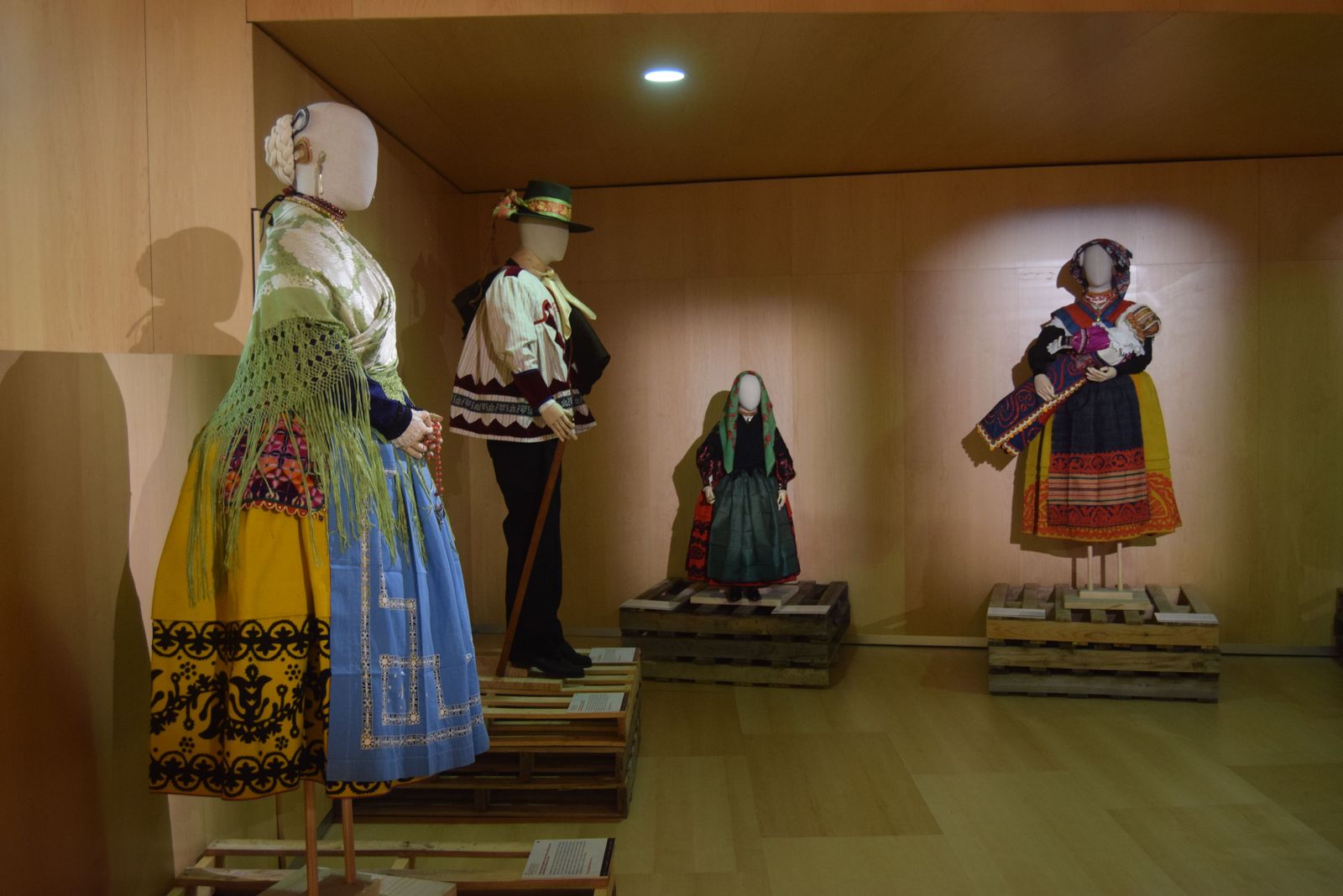 exposicion-de-trajes-regionales-grande-halago-24
