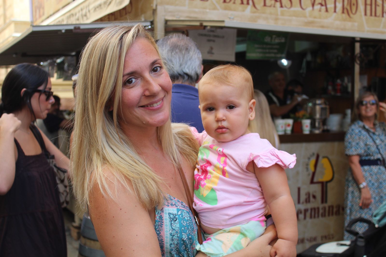 Ambiente en la Feria de Día en el mediodía de este sábado