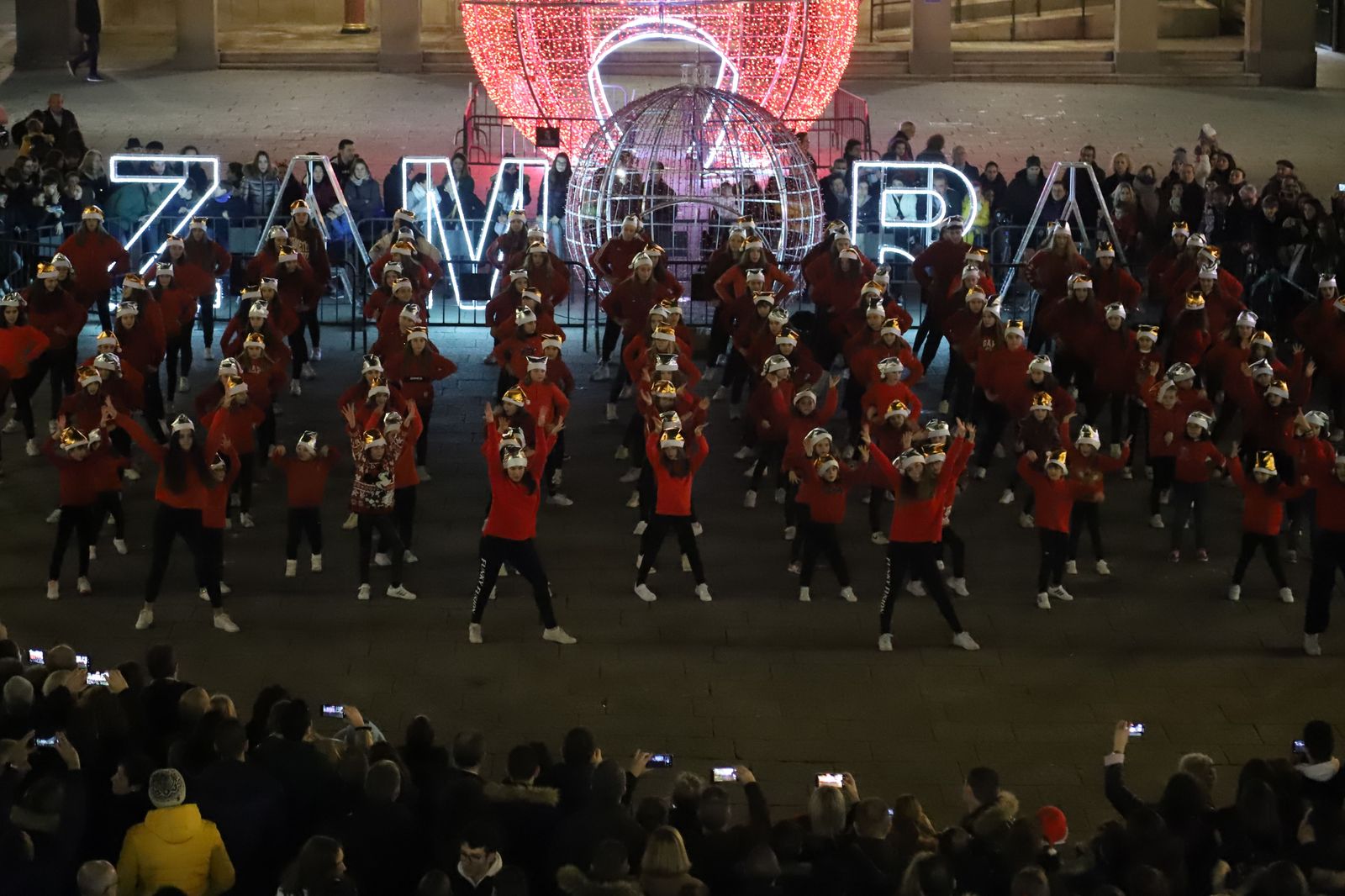 un-espectacular-flashmob-en-la-plaza-mayor-para-felicitar-la-navidad-a-los-zamoranos-4