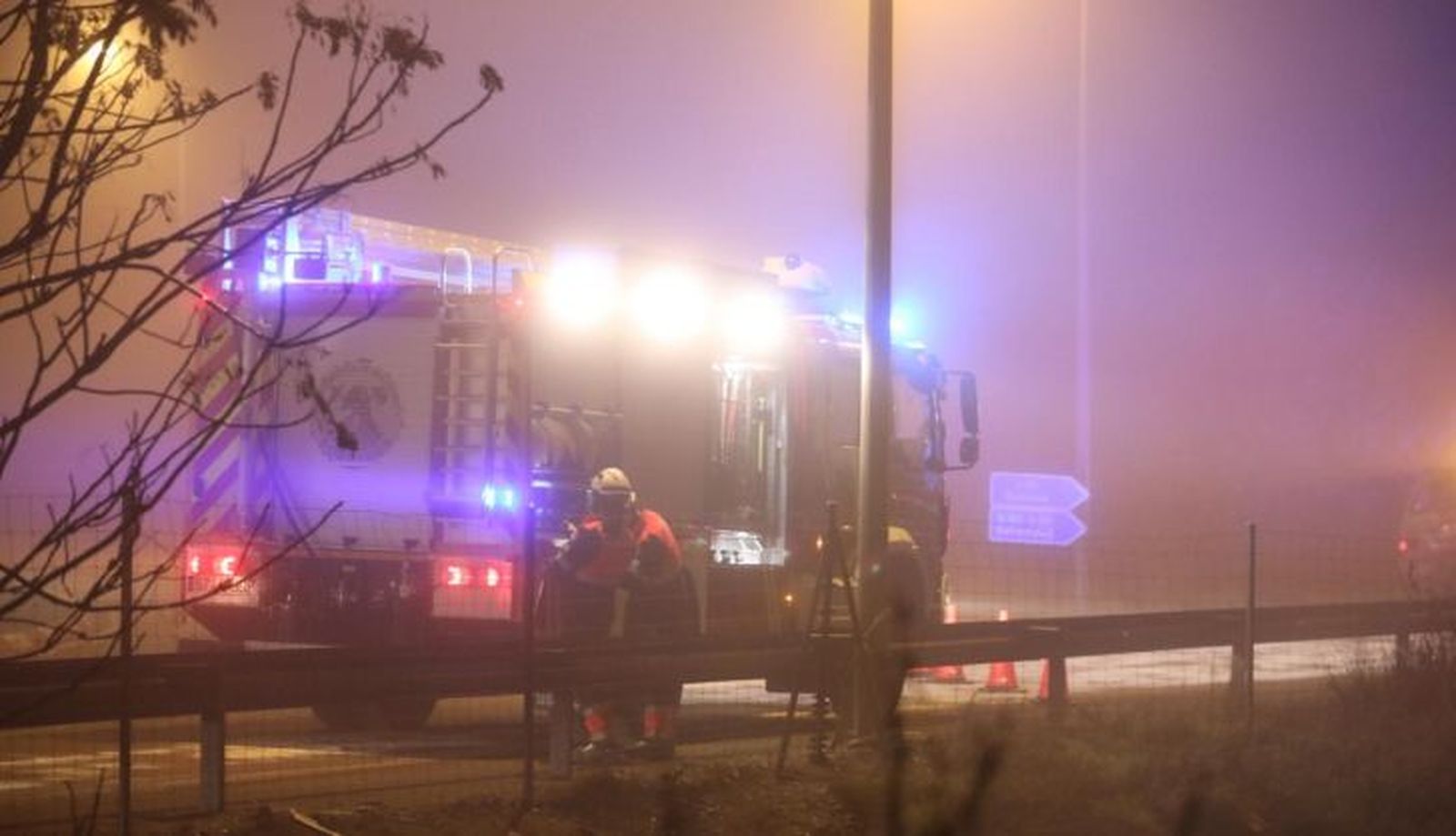 Bomberos auxiliando al camión accidentado en Buenos Aires