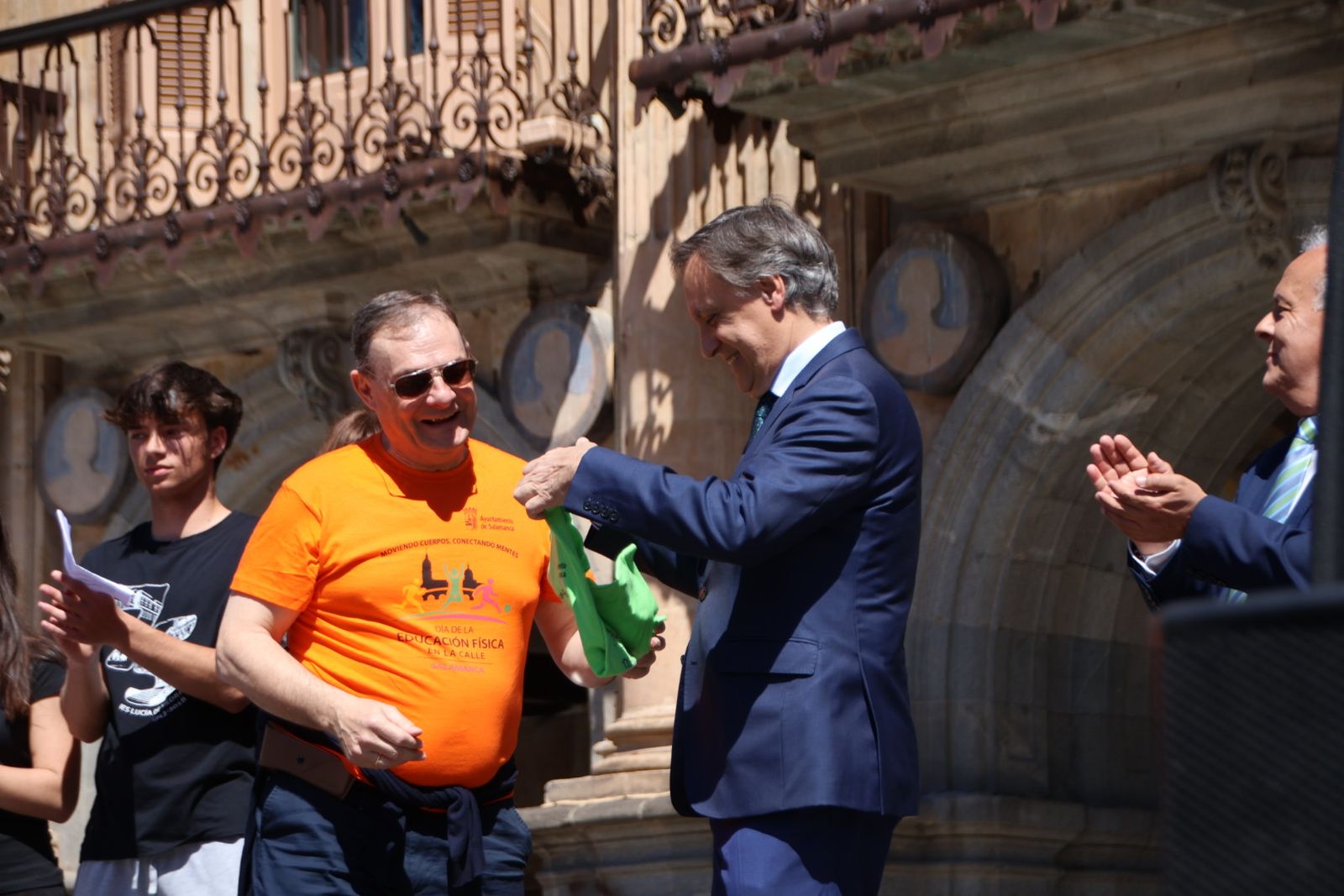 El alcalde de Salamanca, Carlos García Carbayo, participa en el Día de la Educación Física en la calle