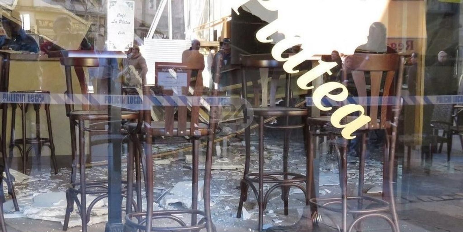 El techo de un bar en el Corrillo se viene abajo segundos después de huir los clientes