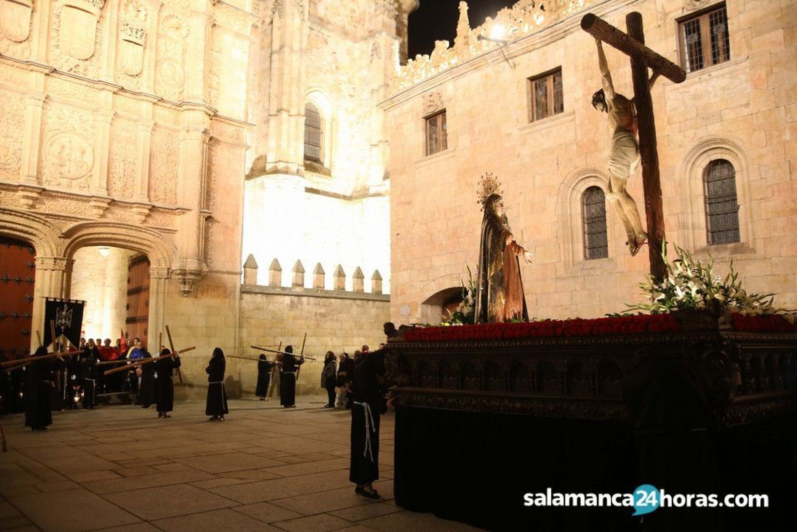 Imagen del paso del Cristo de la Luz ante la fachada de la Universidad | Foto: S24H