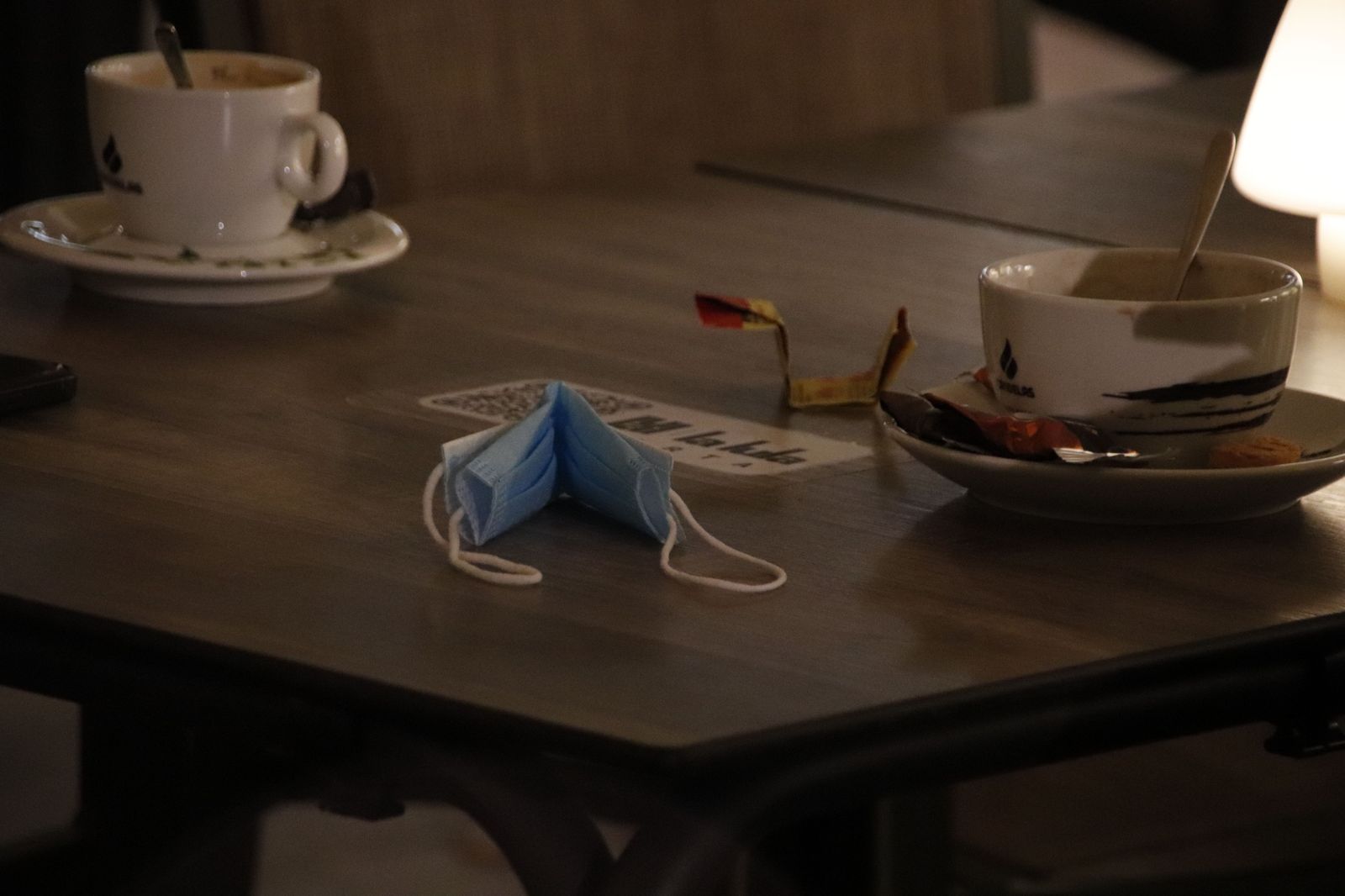 Mascarilla encima de una mesa de bar