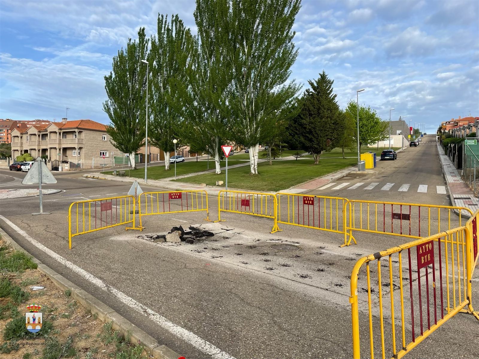 Arrancan los trabajos para arreglar el firme y evitar problemas viales en la calle Camino de Miraflores de Benavente