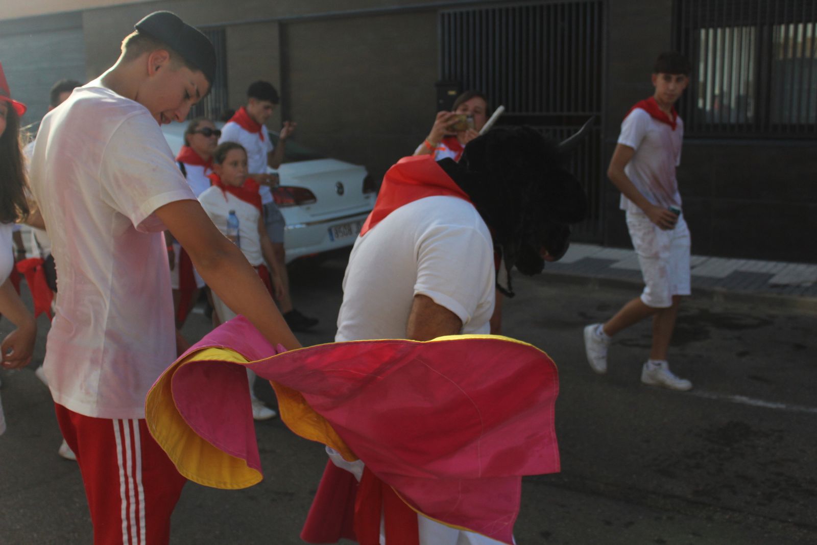 Castellanos de Moriscos. Paseo de peñas con la temática “Viva San Fermín”