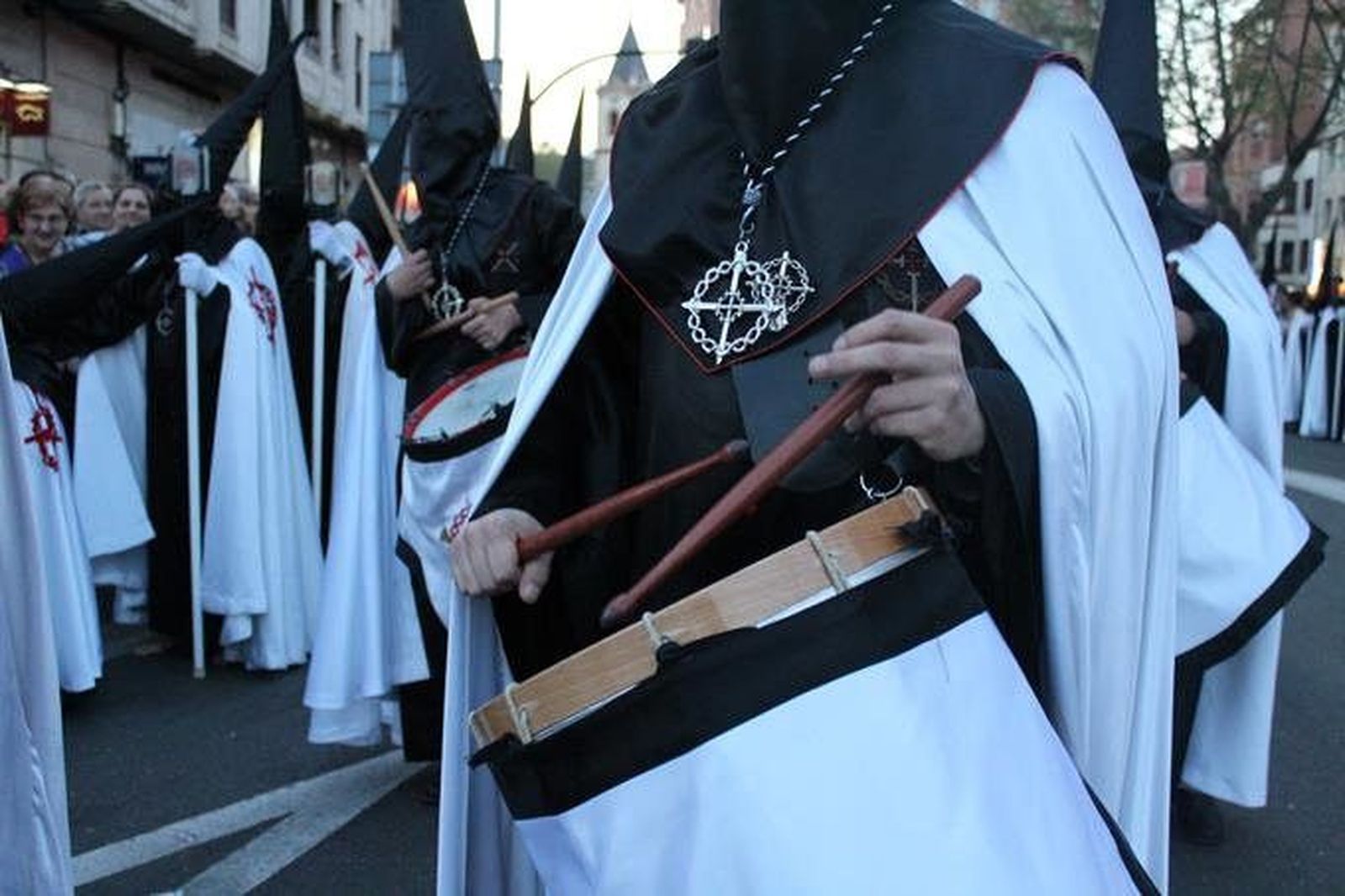 La Hermandad de Jesús en su Tercera Caída desfila en su 75 aniversario