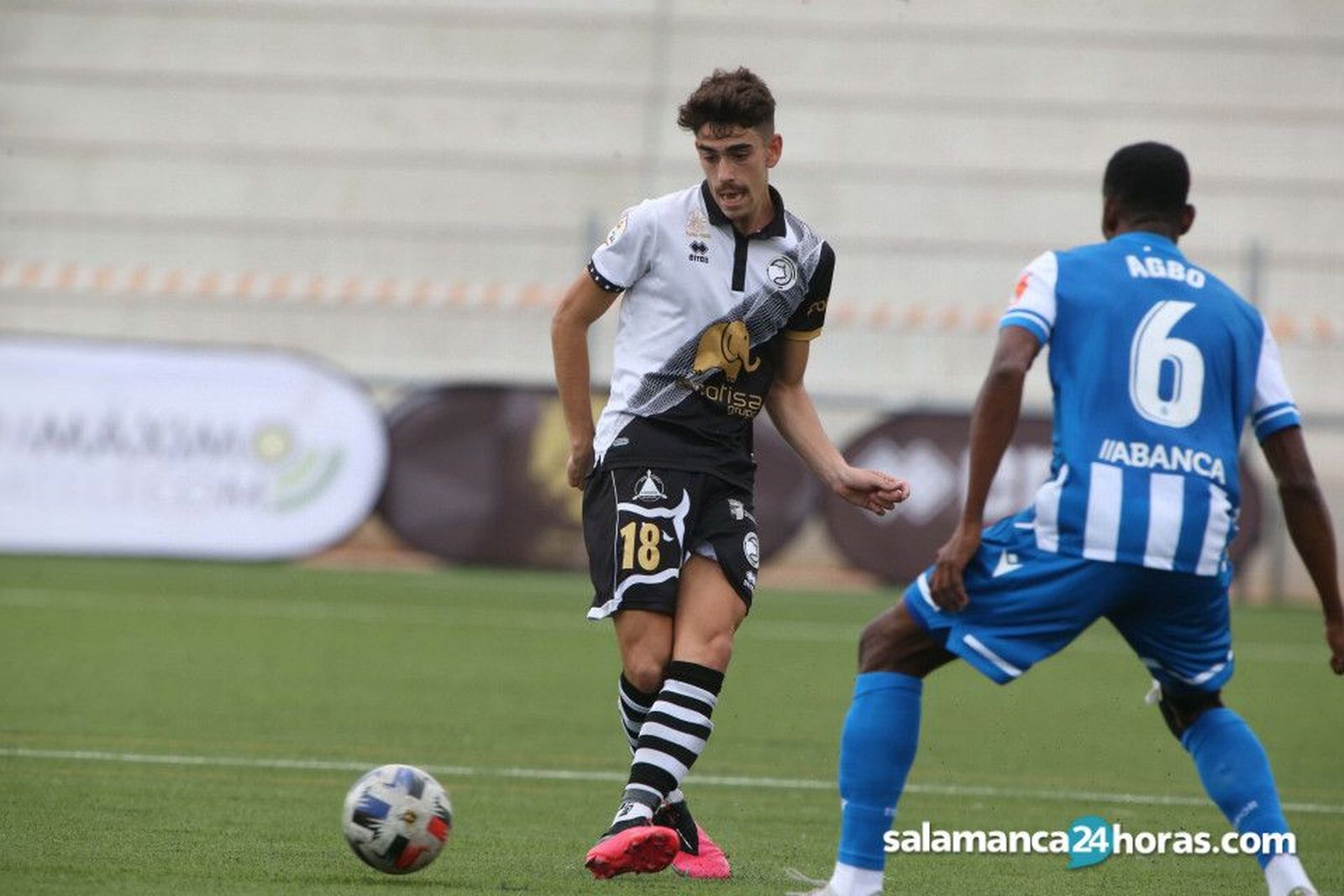 Lamadrid da un pase ante el Deportivo.