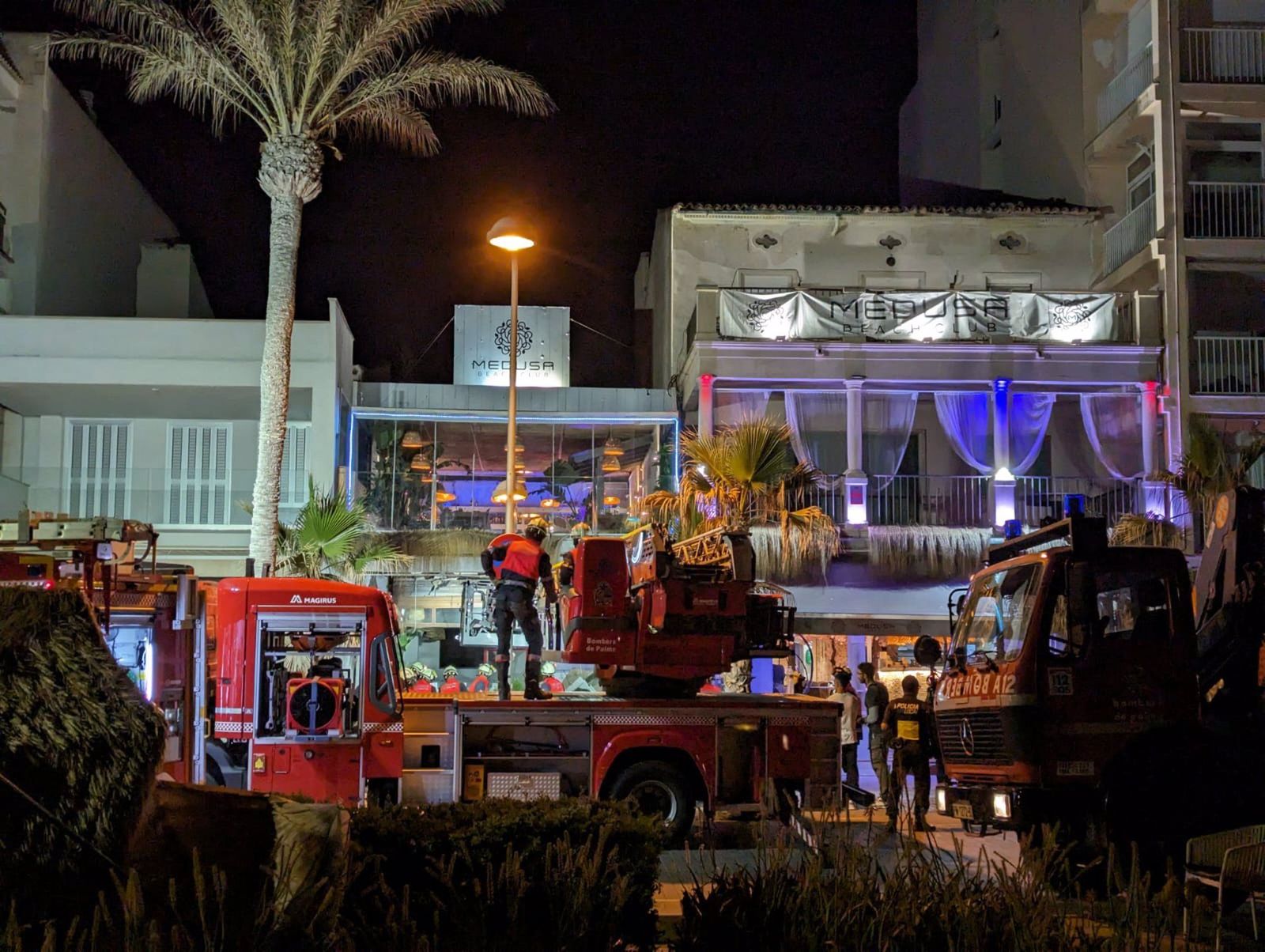 Varios servicios de emergencia evacúan a los heridos en la playa de Palma, a 24 de mayo de 2024, en Palma de Mallorca, Mallorca, Baleares (España).   Isaac Buj   Europa Press