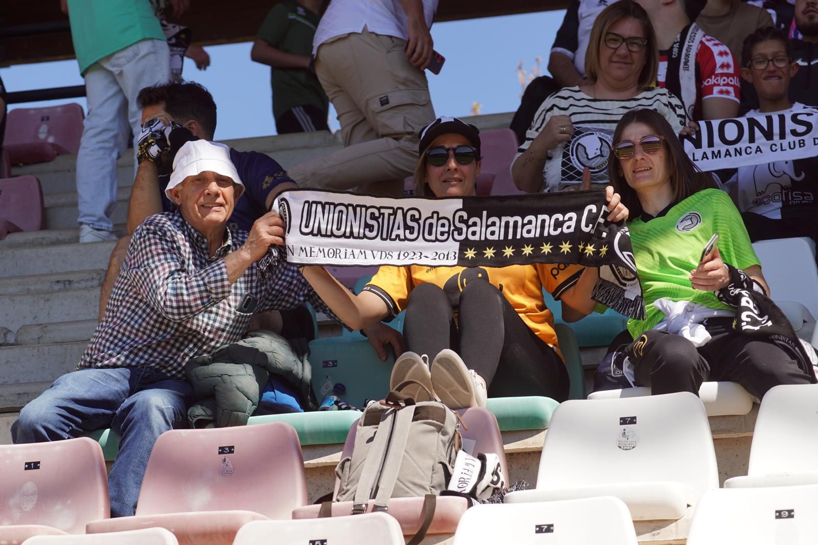 Gran ambiente en la grada para ver el partido entre Zamora - Unionistas en el Estadio Ruta de la Plata