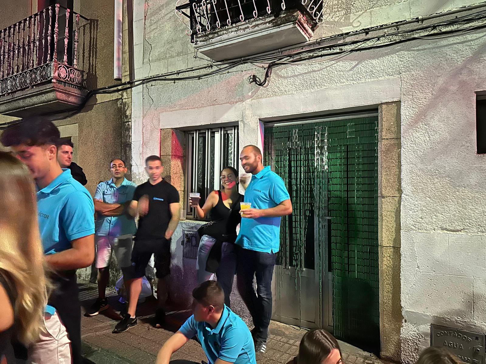 El desfile de carrozas de Aldeadávila vuelve a llenar de luz y color las calles en sus fiestas