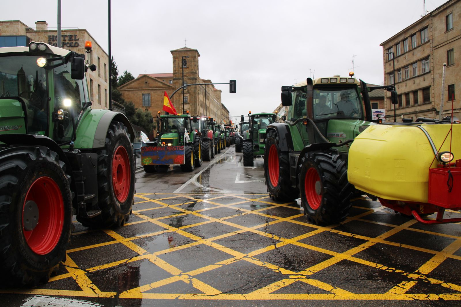 En imágenes la marcha con tractores y vehículos de campo en Salamanca en protesta contra Mercosur