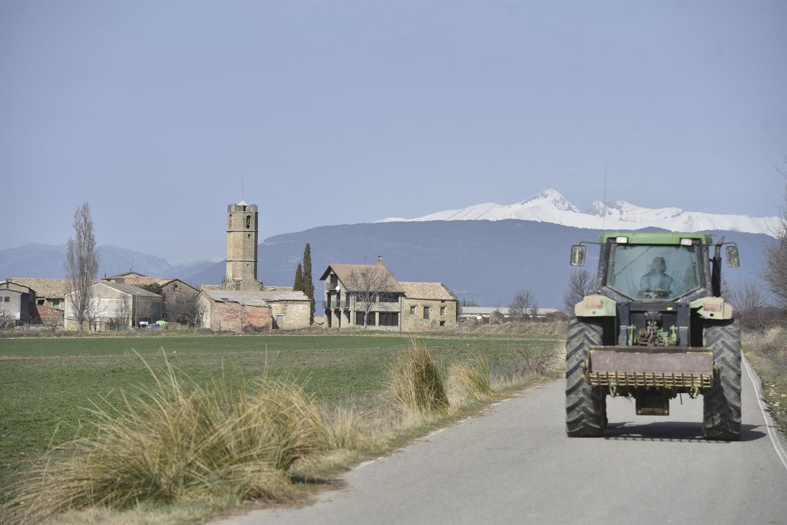 Archivo   Un tractor en una carretera