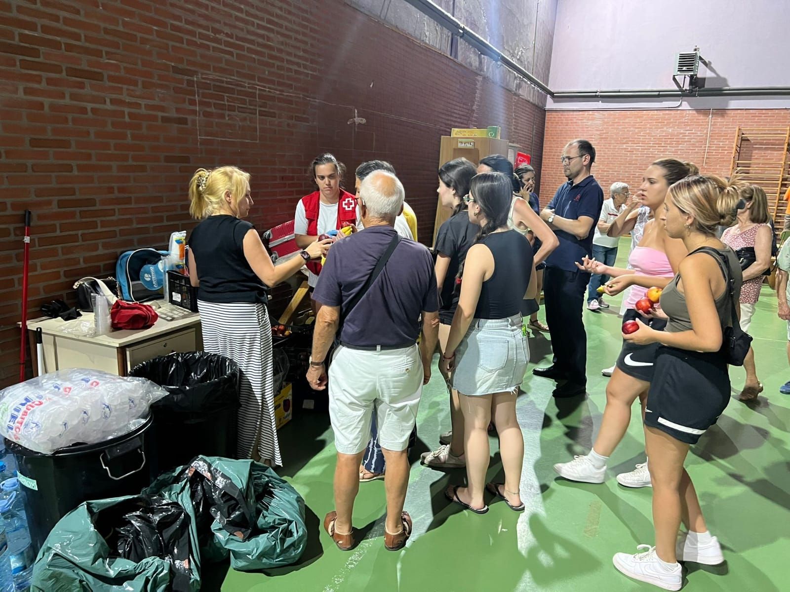 Dispositivo de Cruz Roja para lo evacuados por el incendio