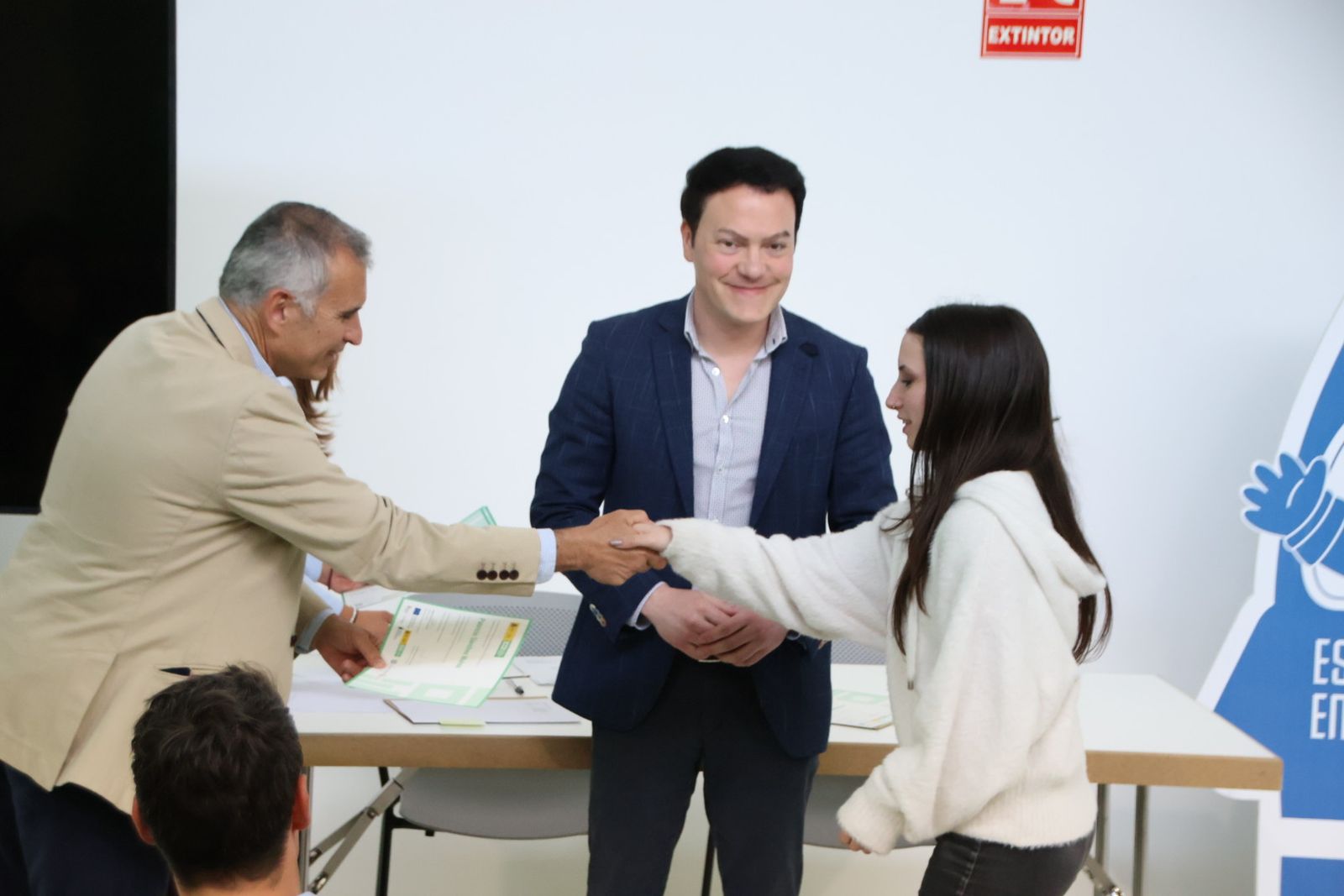 Entrega de diplomas de Centro de Alto Rendimiento Empresarial, Marketing con IA y Data Analytics de Empleo Joven