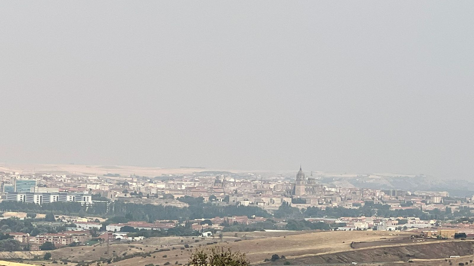 Salamanca capital afectada por el humo de los incendios en la provincia, Extremadura y Portugal