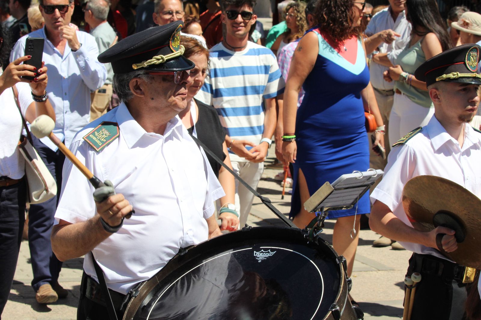 Misa solemne en honor a Santa Marta y a continuación procesión y vino español en el paseo fluvial.