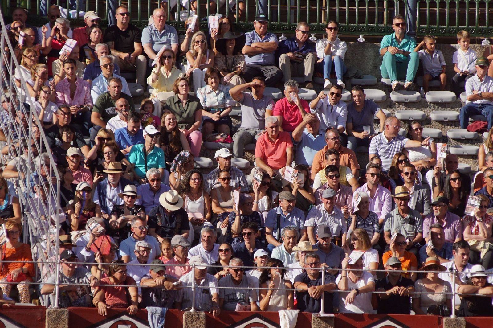 Así han vivido los salmantinos el primer festejo de la feria taurina 2025: imágenes del ambiente en los tendidos y en el patio de cuadrillas