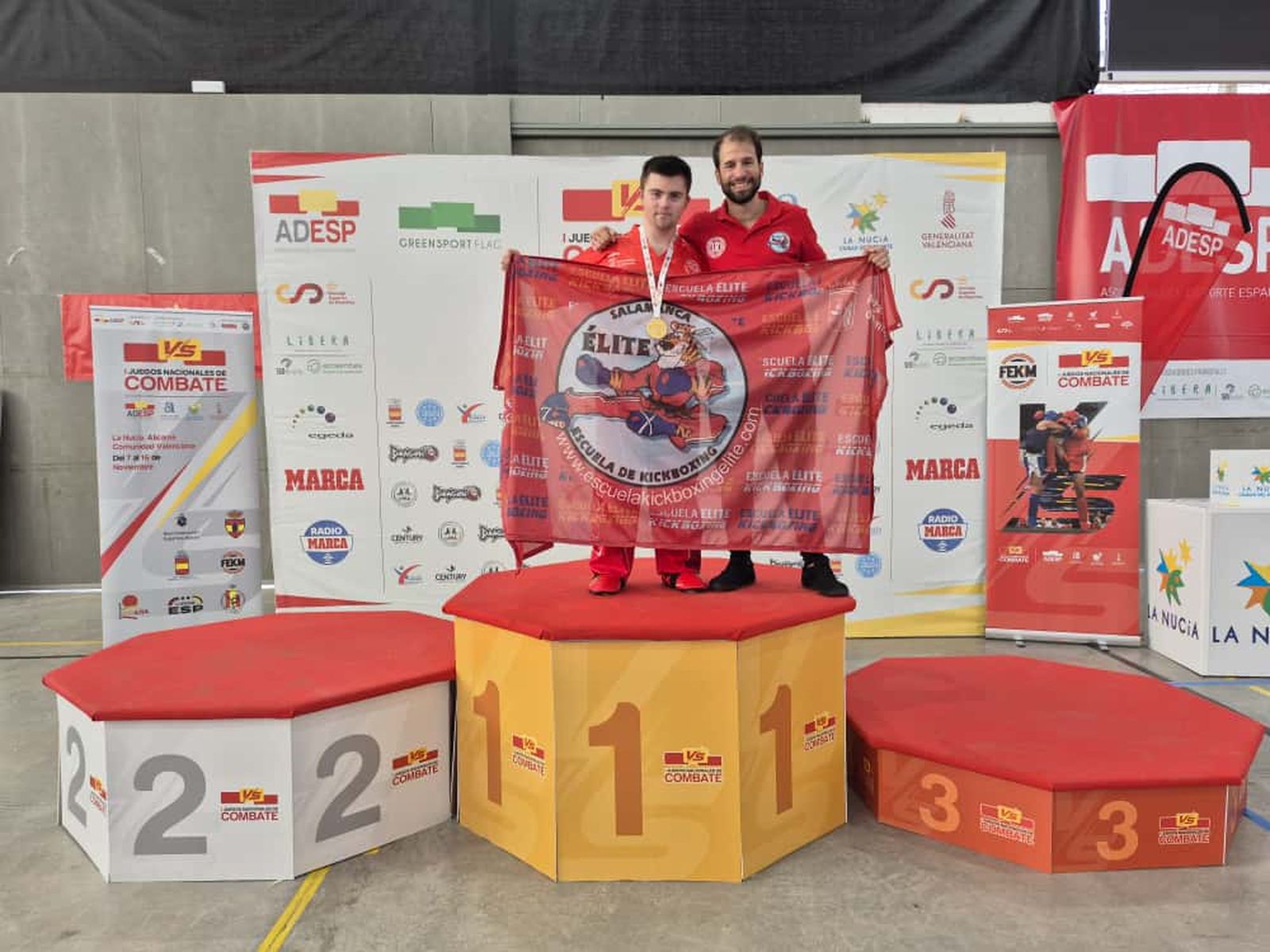 Sergio Ramajo Seisdedos y su entrenador Manu García Sánchez de la Escuela Élite Salamanca