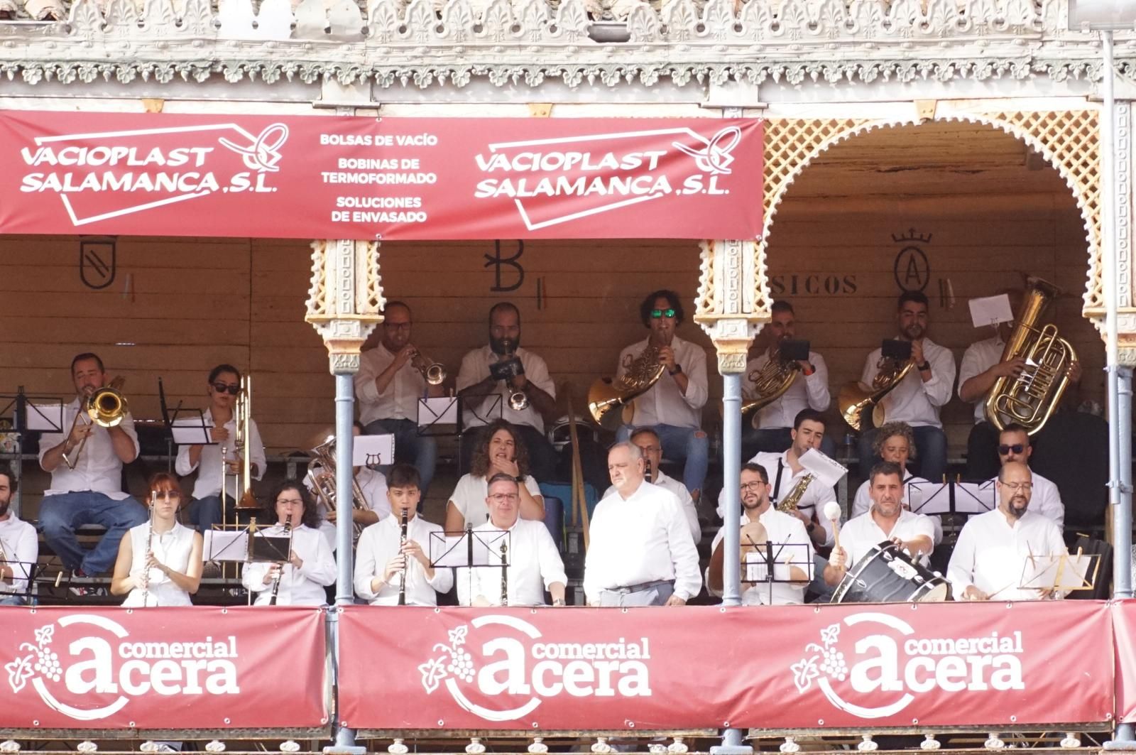 Expectación por ver los caballos de rejoneo en La Glorieta: imágenes del ambiente en los tendidos y en el patio de cuadrillas
