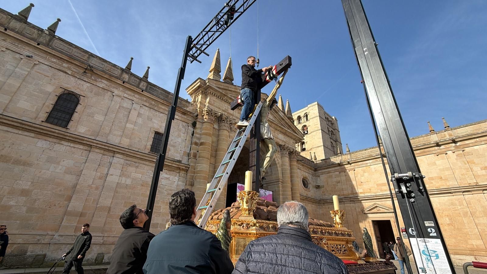 Colocación del Cristo de las Injurias en su mesa procesional