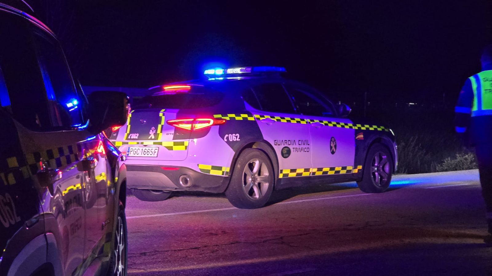 Imagen de un vehículo de Guardia Civil en el lugar del accidente mortal