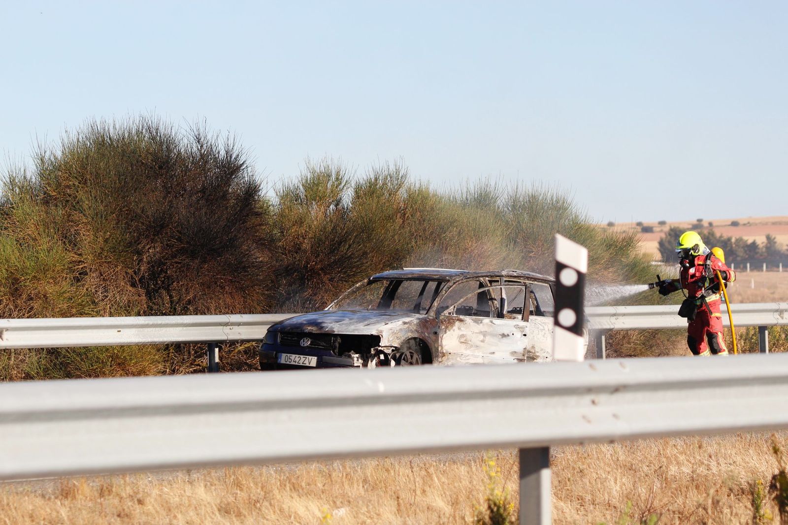 Un coche echa a arder en la autovía y moviliza a bomberos y Guardia Civil