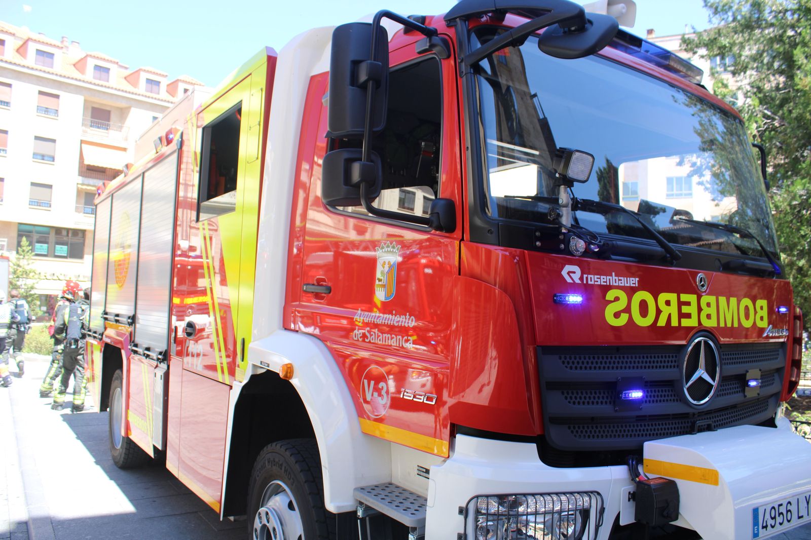 Bomberos en la plaza de Santa Eulalia. Foto de archivo.