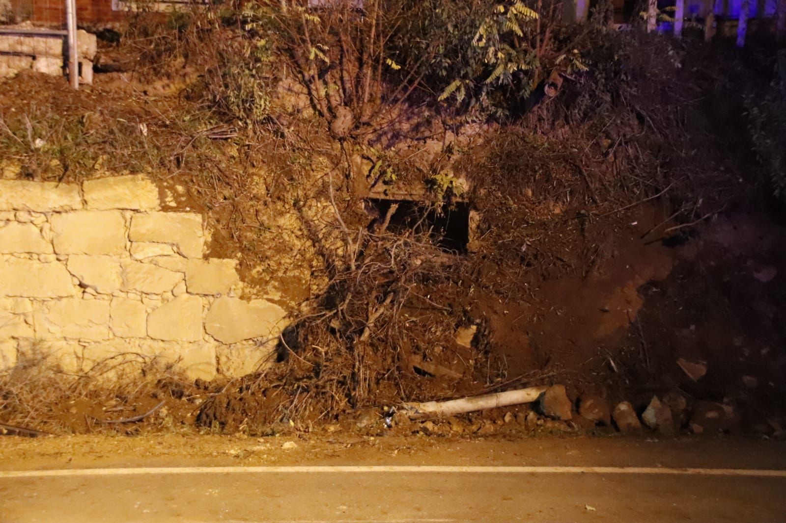 grave-accidente-en-la-carretera-de-aldealengua-con-un-coche-volcado-1