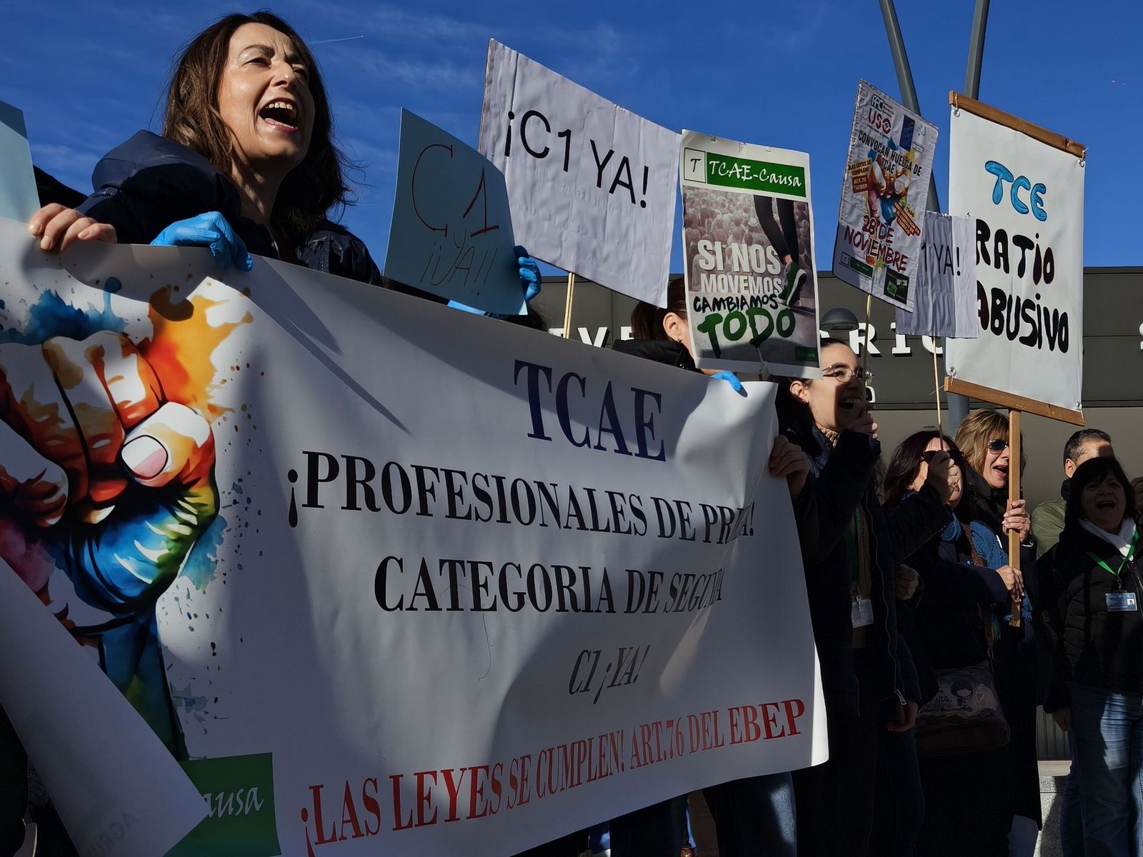 Las TCAEs de Salamanca se concentran a las puertas del hospital de Salamanca