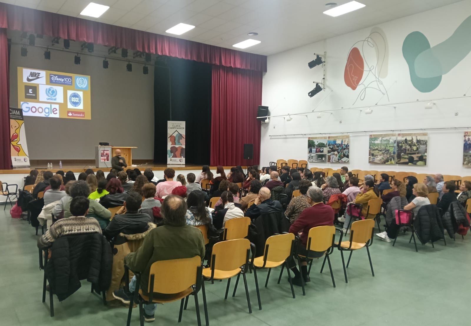 Más de cien personas asisten en Salamanca a una jornada para 'Repensar lo masculino' en la búsqueda de la igualdad