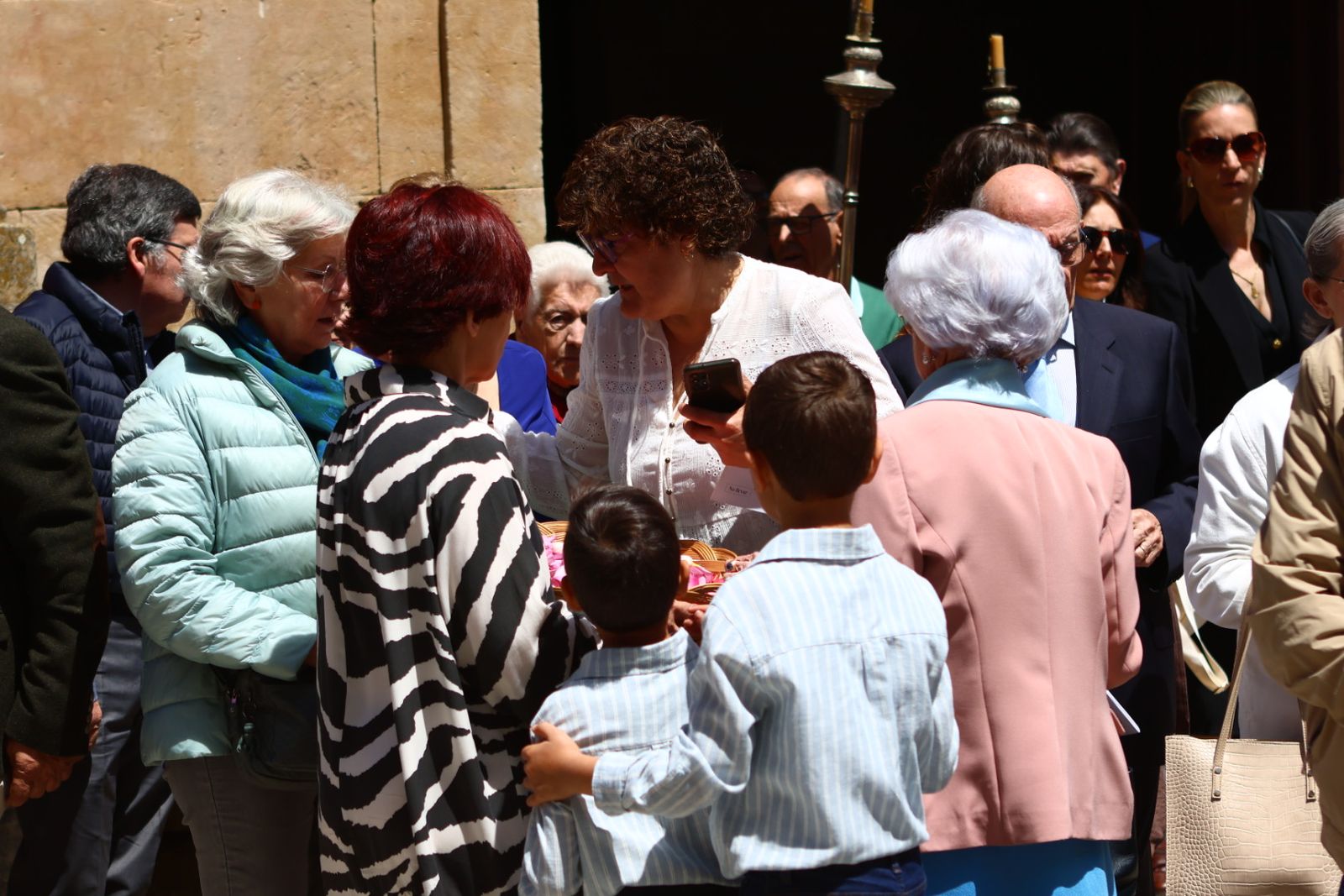 La devoción llena Villamayor en la salida procesional de Nuestra Señora de los Remedios