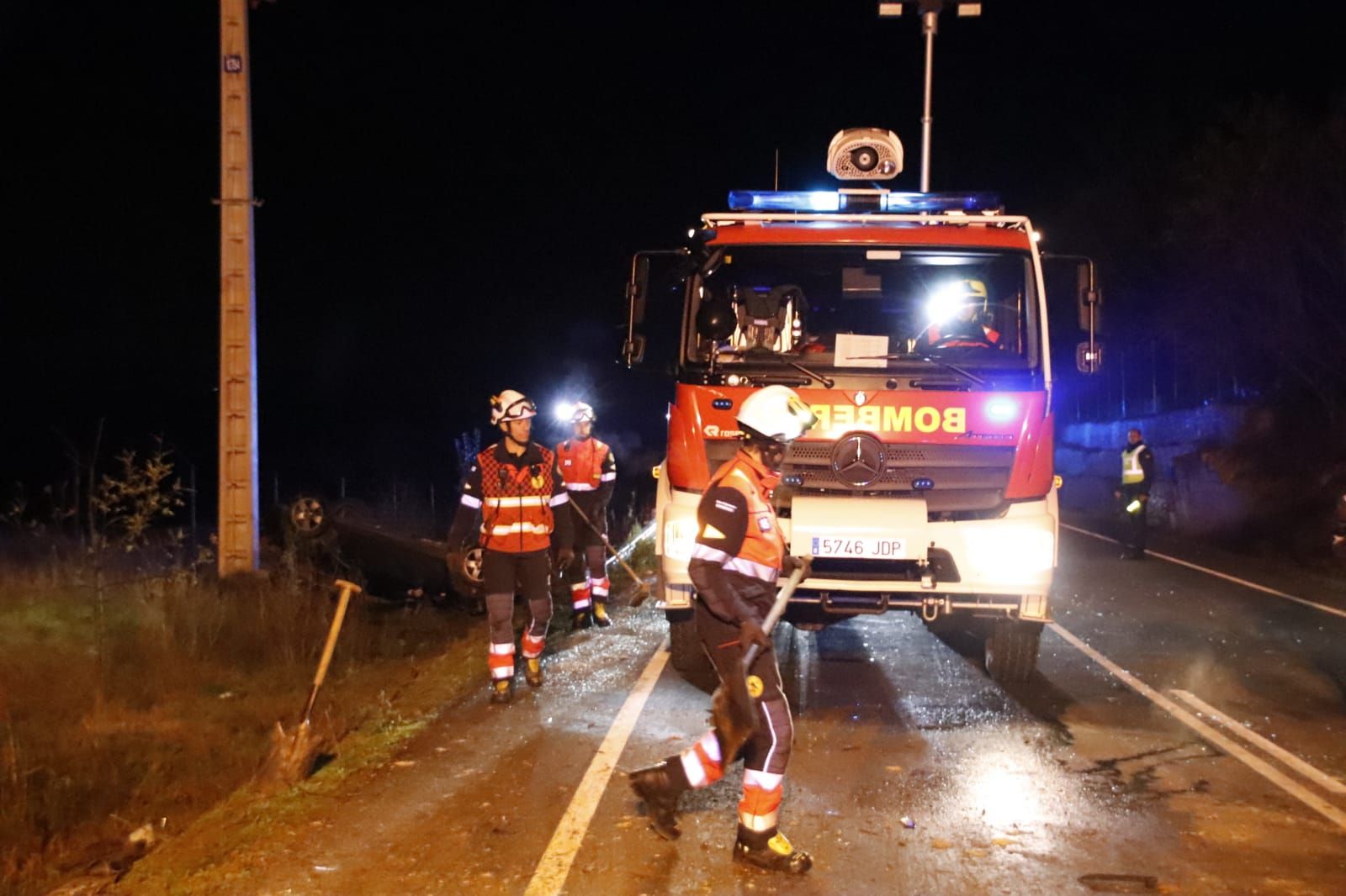 grave-accidente-en-la-carretera-de-aldealengua-con-un-coche-volcado-6