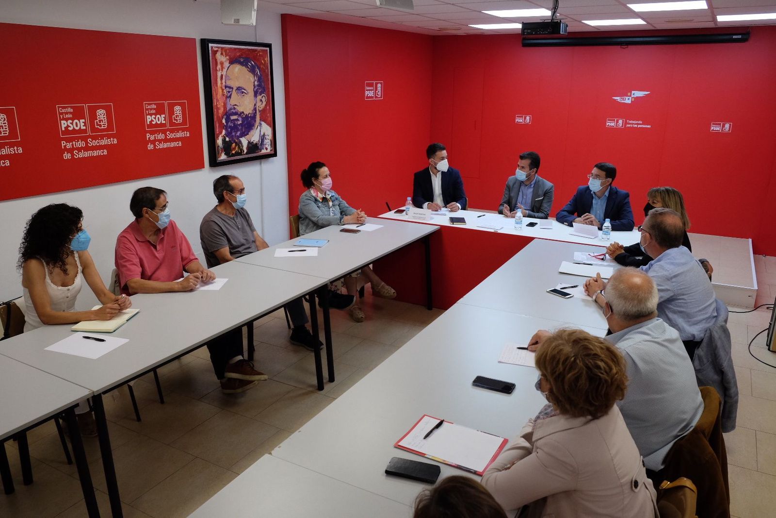 El secretario general del PSOE de CyL, Luis Tudanca, y el secretario general del PSOE salmantino, Fernando Pablos, se reúnen con colectivos sanitarios en Salamanca. Foto: ICAL