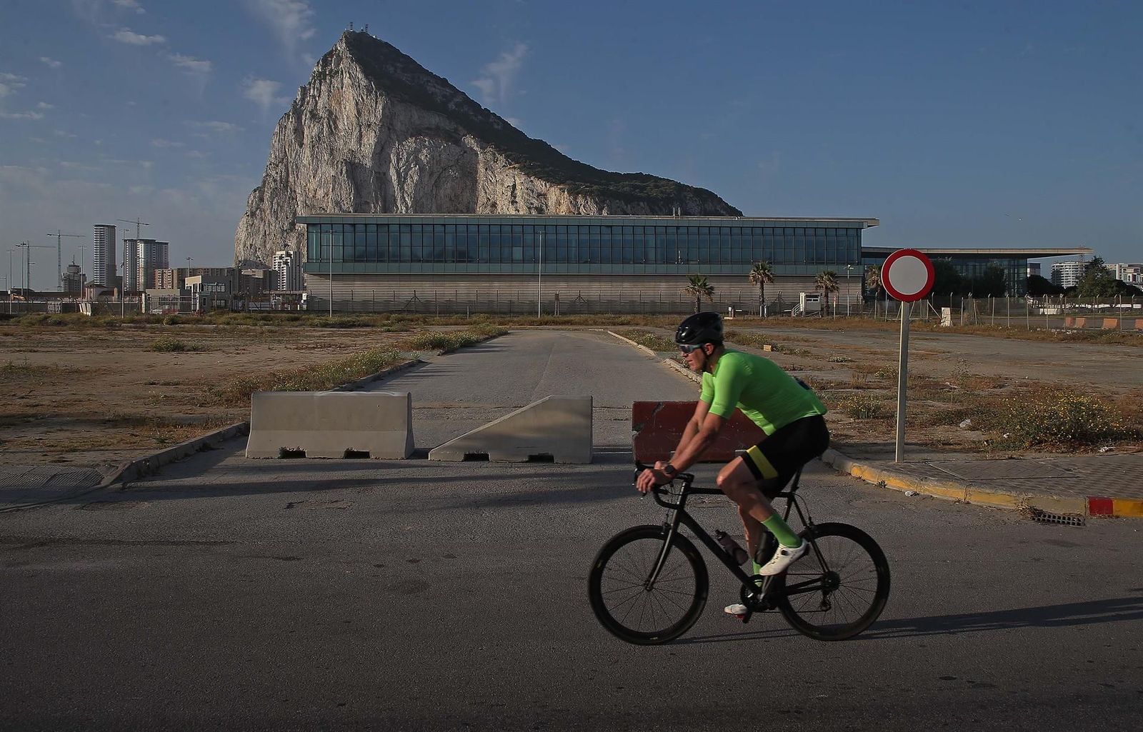 Un ciclista pasa por delante del Peñón de Gibraltar Nono Rico Archivo Un ciclista pasa por delante del Peñón de Gibraltar Nono Rico Archivo