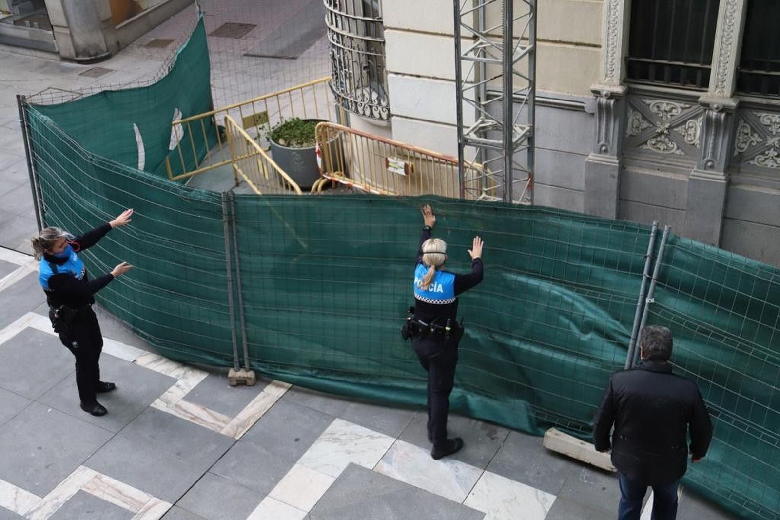 Valla obra viento policia municipal (6)