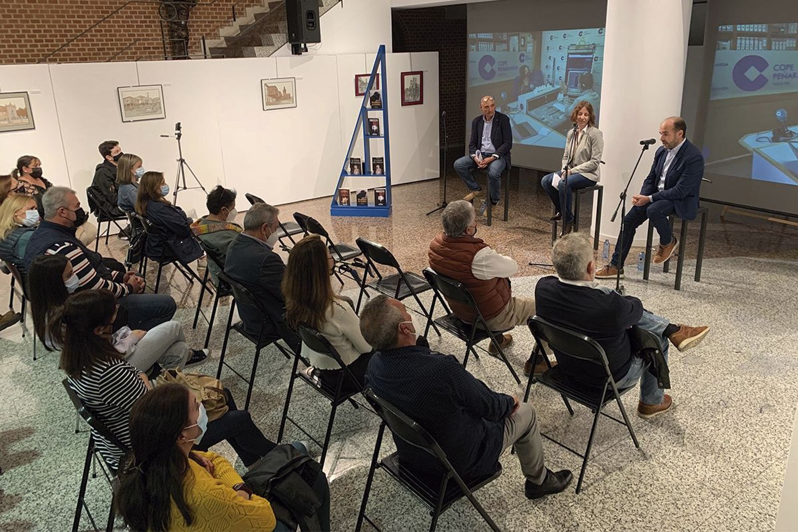 Más de una treintena de personas han acudido al encuentro de María Suré con los lectores de la biblioteca de Peñaranda