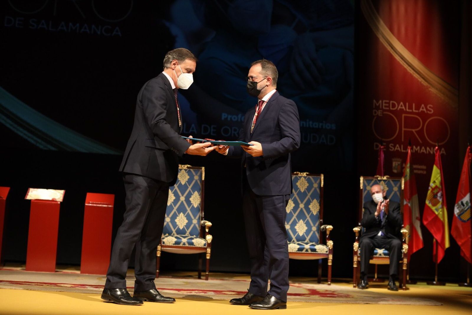 Carlos García Carbayo entrega la medalla al gerente del hospital, Luis Ángel González