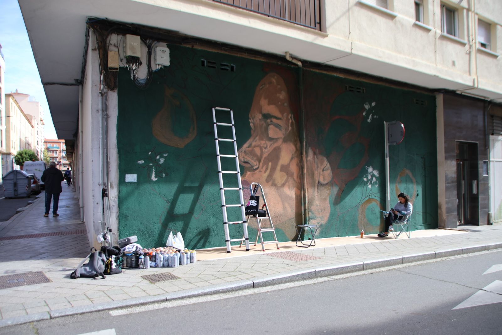 Los artistas de la Plaza del Oeste comienzan a pintar los murales