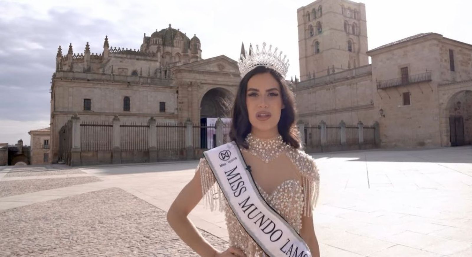 Judith Barrero frente a la Catedral de Zamora