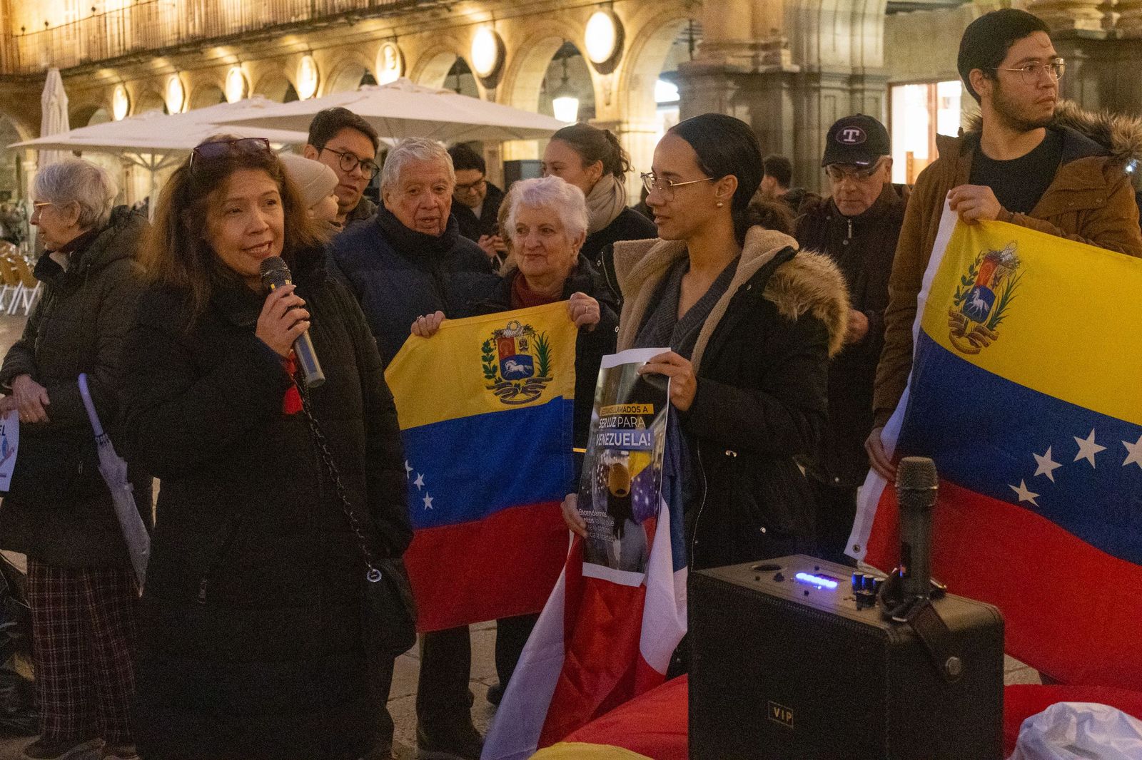 Concentración por la paz en Venezuela en la Plaza Mayor de Salamanca.